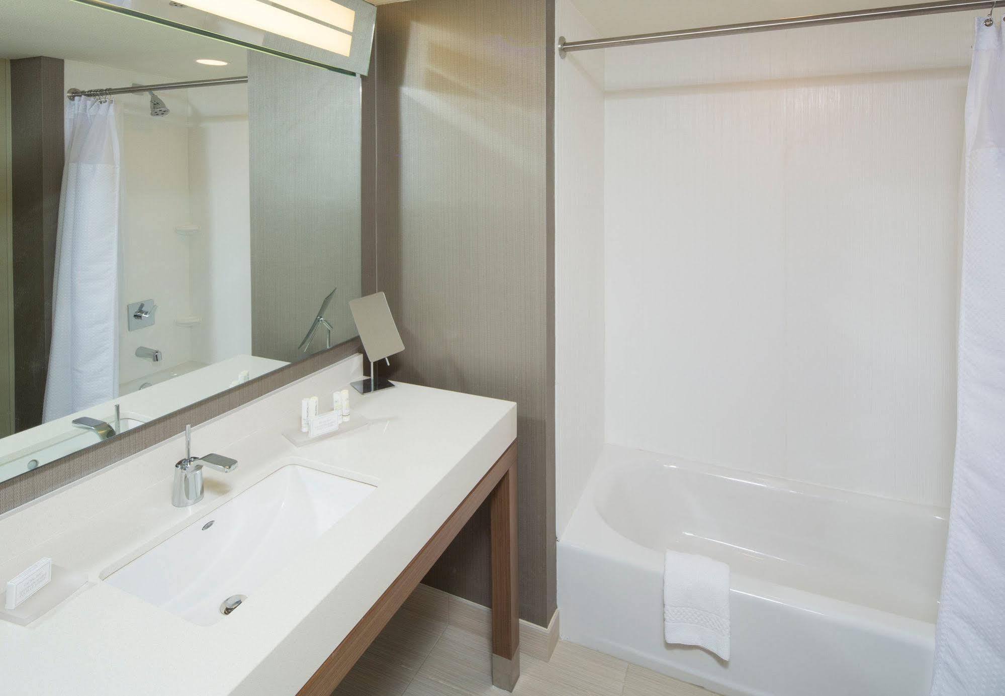 คอร์ตยาร์ด ดัลลัส มิดโลเทียน แอท มิดโลเทียน คอนเฟอเรนซ์ เซ็นเตอร์ Hotel Midlothian ภายนอก รูปภาพ